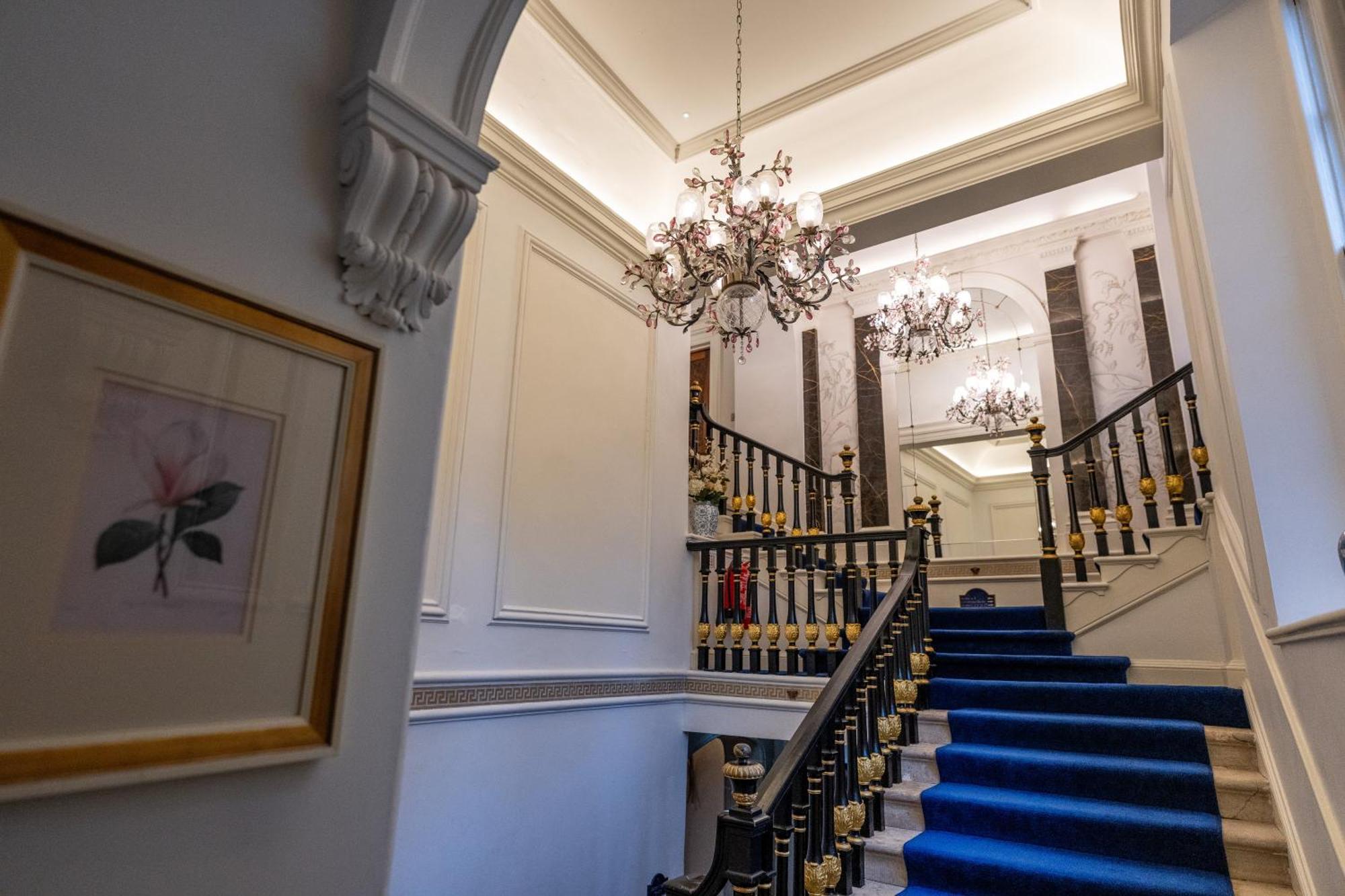 Weston Manor Hotel Exterior photo